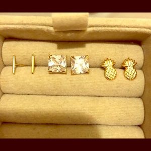 A lot of solid gold earrings